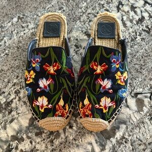 Tory Burch- floral - size 7